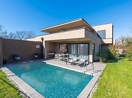 Stylish Apartment With Private Swimming Pool