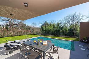 Apartment Near Beach With Pool