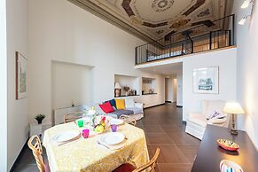 Beautiful Flat Next To Aquarium