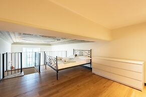 Beautiful Flat Next To Aquarium