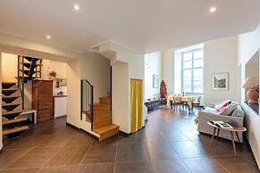 Beautiful Flat Next To Aquarium