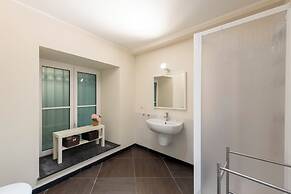 Beautiful Flat Next To Aquarium