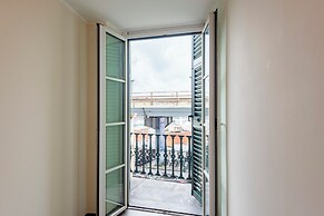 Beautiful Flat Next To Aquarium