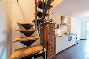 Beautiful Flat Next To Aquarium