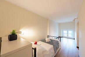 Beautiful Flat Next To Aquarium