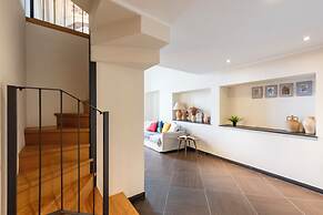 Beautiful Flat Next To Aquarium