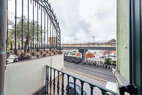 Beautiful Flat Next To Aquarium