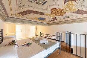 Beautiful Flat Next To Aquarium