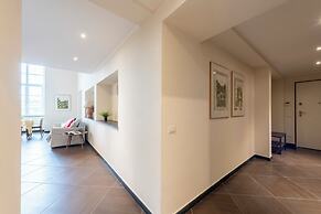 Beautiful Flat Next To Aquarium