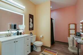 NEW 4 Bedroom Apt Near DT Walk to Restaurants