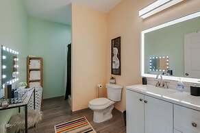 NEW 4 Bedroom Apt Near DT Walk to Restaurants