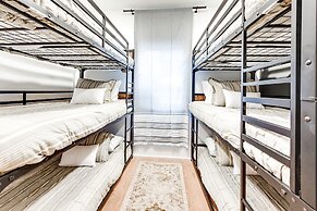 Sky High Cowgirl Luxe 4BR w Rooftopdeck Karaoke