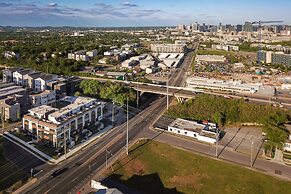 Sky High Cowgirl Luxe 4BR w Rooftopdeck Karaoke