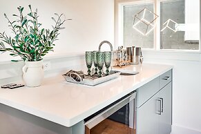 Sky High Cowgirl Luxe 4BR w Rooftopdeck Karaoke