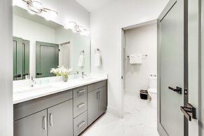 Sky High Cowgirl Luxe 4BR w Rooftopdeck Karaoke