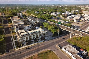 Sky High Cowgirl Luxe 4BR w Rooftopdeck Karaoke