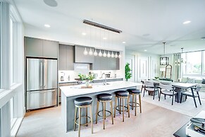 Sky High Cowgirl Luxe 4BR w Rooftopdeck Karaoke