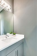 Sky High Cowgirl Luxe 4BR w Rooftopdeck Karaoke