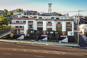 Sky High Cowgirl Luxe 4BR w Rooftopdeck Karaoke