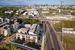 Sky High Cowgirl Luxe 4BR w Rooftopdeck Karaoke