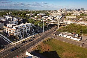 Sky High Cowgirl Luxe 4BR w Rooftopdeck Karaoke