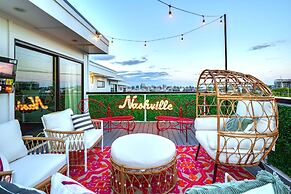 Sky High Cowgirl Luxe 4BR w Rooftopdeck Karaoke