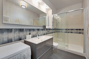 Waterlane Riverside - SPA, Pool, Gym & Parking by Downtown Apartments