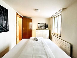 Beautiful Old Building Apartment In The Center