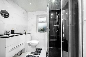 Harborne House 4 Bedroom Contractor Qe Hospital