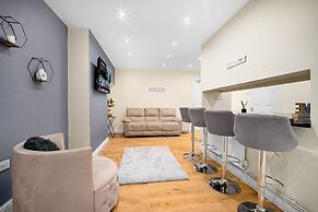 Harborne House 4 Bedroom Contractor Qe Hospital