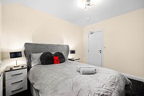 Harborne House 4 Bedroom Contractor Qe Hospital