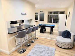 Harborne House 4 Bedroom Contractor Qe Hospital