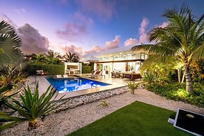 Family Beachside Villa With Hotel Amenities v7