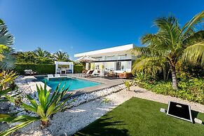 Family Beachside Villa With Hotel Amenities v7