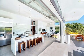 Family Beachside Villa With Hotel Amenities v7