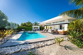 Family Beachside Villa With Hotel Amenities v7