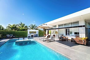 Family Beachside Villa With Hotel Amenities v7