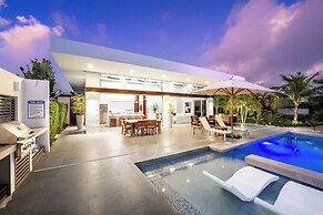 Family Beachside Villa With Hotel Amenities v7