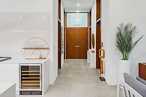 Family Beachside Villa With Hotel Amenities v7