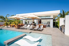 New Seaside Vacation Villa With Hotel Amenities v9