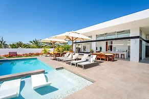 New Seaside Vacation Villa With Hotel Amenities v9