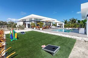 Oceanside Vacation Villa With Hotel Amenities v10