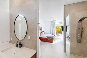 Oceanside Vacation Villa With Hotel Amenities v10