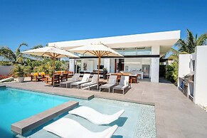 Oceanside Vacation Villa With Hotel Amenities v10