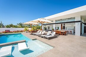 Oceanside Vacation Villa With Hotel Amenities v10