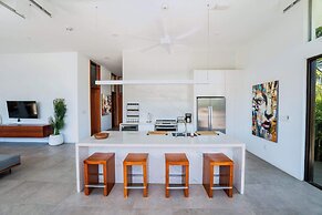 Oceanside Vacation Villa With Hotel Amenities v10