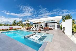 Oceanside Vacation Villa With Hotel Amenities v10