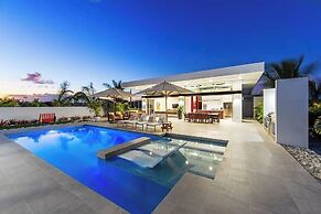 Oceanside Vacation Villa With Hotel Amenities v10