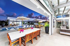 Oceanside Vacation Villa With Hotel Amenities v10