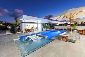 Oceanside Vacation Villa With Hotel Amenities v10